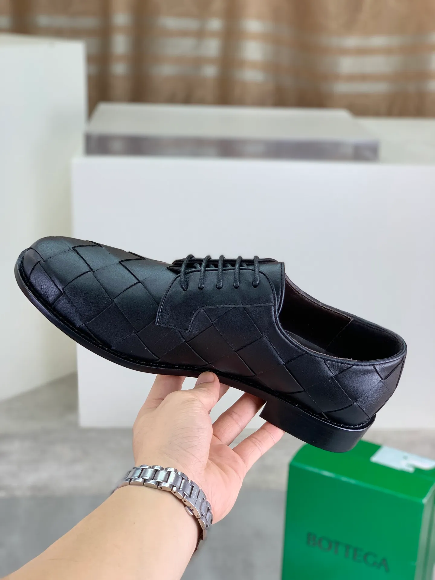 Factory price P860💰Top quality (genuine leather outsole series)💎💎💎 BOTTEGA VENETA official website synchronizes the latest model, top version of the highest version of BV business leather shoes in the market, accept material comparison, shoe type comparison, process comparison, practical and textured, versatile and suitable for any occasion, the more you look at it, the more flavorful it becomes. Pure hand-woven craftsmanship - upper material, imported original hand-woven calfskin - high-quality water-dyed cowhide inside - original private model customized handmade leather outsole -Size: female 35-39 (34 40 customized) male 39-44 (38 45 customized) Comes with original BV green box, complete packaging.